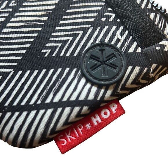 Skip Hop Black & White Chevron Pattern Small Zipper Coin Card Pouch - Picture 5 of 5